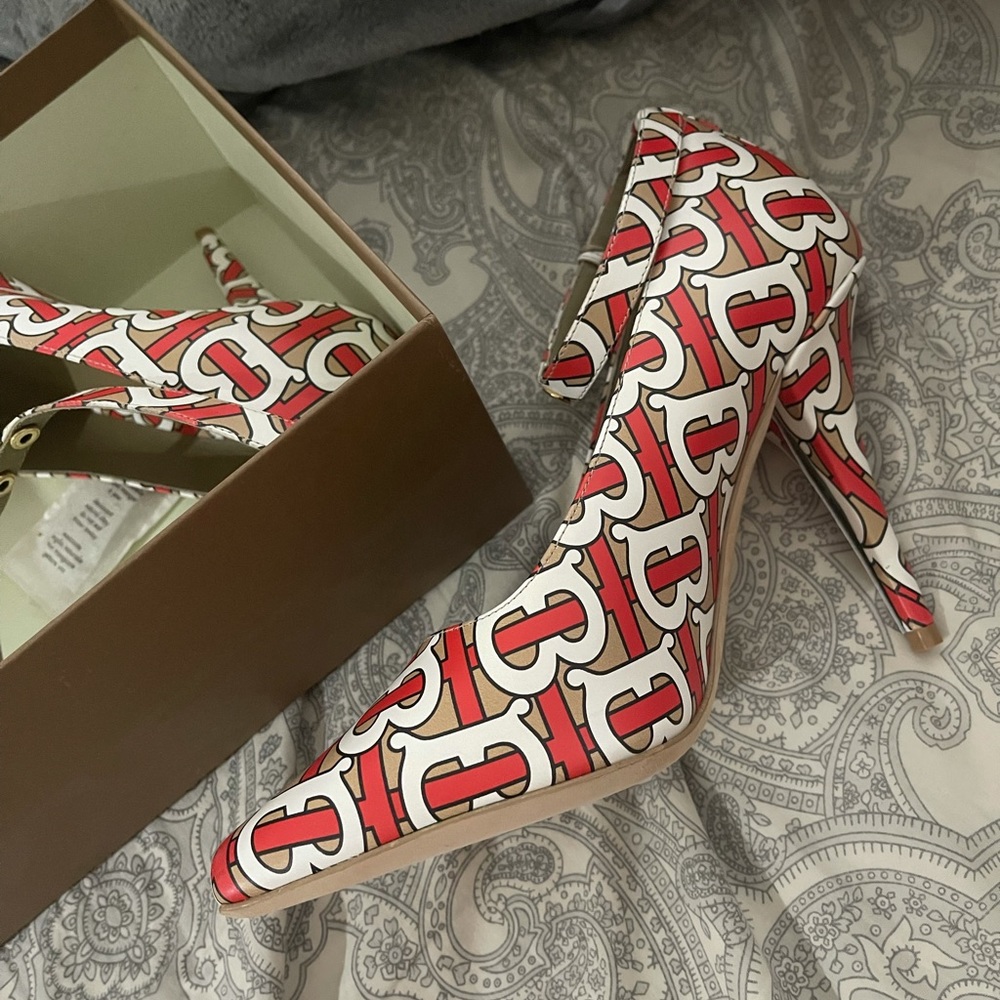 Brand new Burberry logo pumps